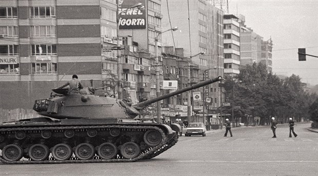 “Türkiye'deki dönüşüm ne bütünüyle Ortadoğu tipi bir polis devleti ne de tam anlamıyla Rusya tarzı bir yönetimdir”